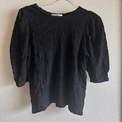 黒トップスの画像