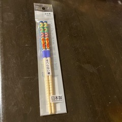 ベビー食事用エプロン2枚と子供用箸の画像