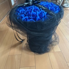 ブルーのバラソープフラワー花束の画像
