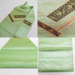 名古屋帯 正絹 黄緑ｘゴールドｘ黒色 金糸銀糸 唐草に幾何学紋様 お太鼓柄 仕立て上がり 着物帯 長さ372cm 【キモノオフ野々市若松店】の画像