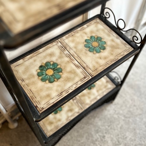 《売約済》【武蔵小山店】 アイアンラック デコラティブラック タイル棚 アンティークラック おしゃれラック 飾り棚 アイアン家具 花柄ラック 玄関収納 棚 収納棚 ラック スチールラック　ラック