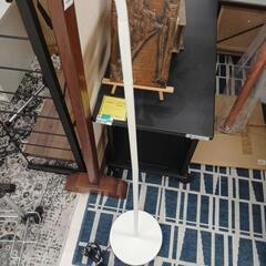 ★ジモティー割あり★フロアランプ　ニトリ　WH　 高さ(H)142cm× 幅(W)22.5cm× 奥行(D)22.5cmの画像