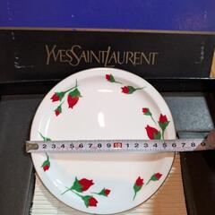 【未使用】イブサンローランのお皿(大1枚、小5枚セット)の画像