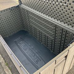 中古　大型収納ボックス　特大収納BOX　大型収納庫　Lifetime 大型567L デッキボックス ベンチタイプ物置 ストレージボックス 屋外用収納ベンチ 物置きの画像