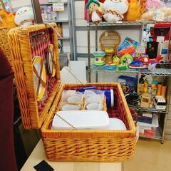 ピクニックバスケットカトラリー・食器・保温ボトル付きの画像