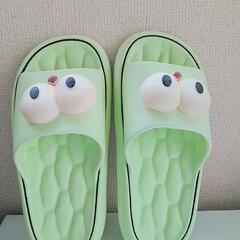 目玉のあるキミドリ色のスリッパ❤の画像
