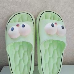 目玉のあるキミドリ色のスリッパ❤の画像