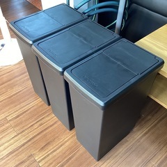 ゴミ箱　各1¥1.000 (税込み)