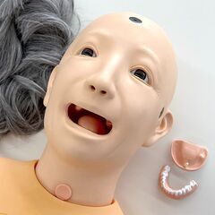 北海道 千歳市/恵庭市 近郊配送 京都科学 介護実習モデル ケイコ 149cm/15kg 高齢者全身モデル 義歯脱着可能 かつら付 女性 人形 介護実習 等身大 医療的ケアの画像