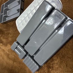 カトラリー受け皿と製氷プレートの画像