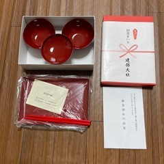 お食い初め食器とメッセージボードの画像