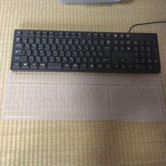 ノートパソコンの台と外付けのキーボードの画像
