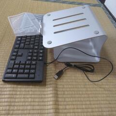ノートパソコンの台と外付けのキーボードの画像