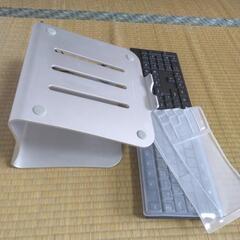 ノートパソコンの台と外付けのキーボードの画像