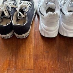 converseオールスターとNIKE白スニーカーの画像