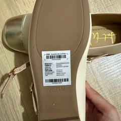 ホワイトとゴールドのクロスストラップバレエシューズの画像