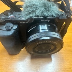 Sony デジタル一眼レフカメラ VLOGCAM ZV-E10 グリップつきの画像