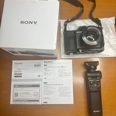 Sony デジタル一眼レフカメラ VLOGCAM ZV-E10 グリップつきの画像