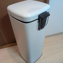 両手が塞がっていても開けることが出来るゴミ箱の画像