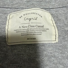 Ungrid グレーVネックTシャツの画像