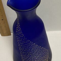濃いブルーのガラスに金箔をあしらった冷酒用セット（一輪挿しとしての利用推奨）の画像