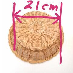 ザックリ編んだ竹かご　直径30cmほどの画像