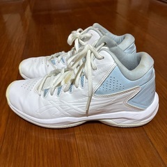 バスケットシューズ　22.5センチ