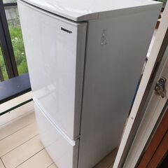 引っ越しに際して冷蔵庫（シャープ）お譲り致します