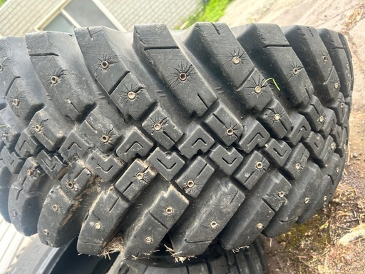 スパイクタイヤ　12.5/70R16　