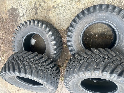 スパイクタイヤ　12.5/70R16　