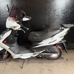 ★支払総額8.8万円★関東圏内即日配送可能です！ 全車走行テスト済み！ キムコ レーシングキング180FI 白 社外マフラー！ 社外リアサス！ サイスタ付き！ フロントスクリーン！　の画像