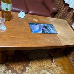 応接室にあるような木製のしっかりした机差し上げます