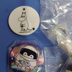 コウペンちゃん缶バッチ３点とバンダ、ウサギのおもちゃなどの画像