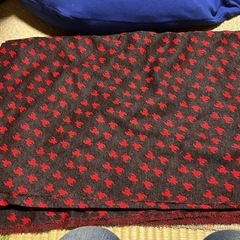 黒と赤のニット生地