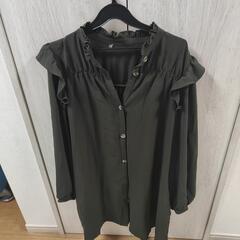 可愛い肩フリルの服