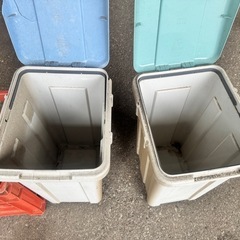 ゴミ箱です。一つ100円の画像