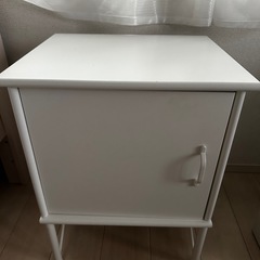 【緊急】ベッドサイド収納