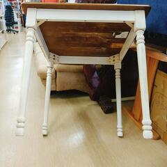 正方形テーブル フレンチカントリー風 ダイニングテーブル  木目天板 & 白脚 全体的に小傷【こちらは店舗です。浜村鹿野温泉ICから3分 買取本舗 宮本リサイクル 営業時間9～19時 定休日水曜のみ←連絡できませんm(_ _)m】の画像