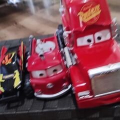 おもちゃの車。