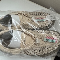 KEEN  UNEEK  の画像