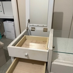 白のドレッサー(テーブル)の画像