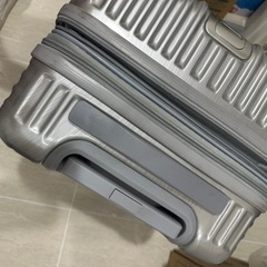 キャリーケース　タイヤ取れてますの画像