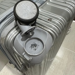 キャリーケース　タイヤ取れてますの画像