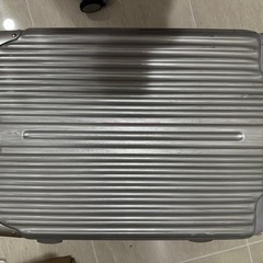 キャリーケース　タイヤ取れてますの画像