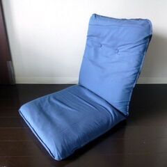 ■リクライニング調整可能な背もたれ付きの青い座椅子（ニトリのカバ...