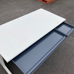 【OF-28】Plus プラス スチール製 オフィスデスク 横幅140cm 平机 ワークデスク ホワイトスチール 事務机 OAデスク　検)事務机　オフィス チェア　会議 椅子　ロッカー　ミーティングテーブル　応接ソファ 店舗 事務所 什器　書庫 本棚 ラック デスク スチール 美品多数 格安 【中古オフィス家具】の画像