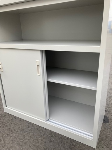 【OF-29】中古 ハイカウンター 受付カウンター 横幅90cmタイプ スチールグレー 収納書庫 鍵付き 検)事務机　オフィス チェア　会議 椅子　ロッカー　ミーティングテーブル　応接ソファ 店舗 事務所 什器　書庫 本棚 ラック デスク スチール 美品多数 格安 【中古オフィス家具】