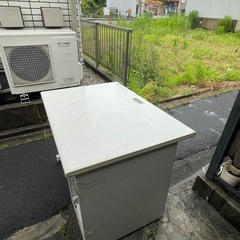 事務所の机　bàn  