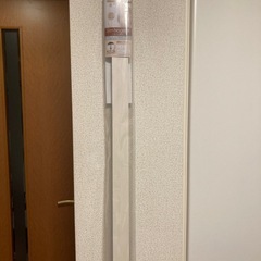 長押レール ベルク 長さ1800mmアイボリー フック5個付き 定価¥10,600の画像