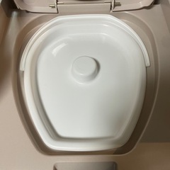 【新品未使用】トンボ　ポータブルトイレ背もたれ型の画像